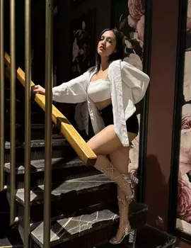 Sexy call girl in ahmedabad posing confidently